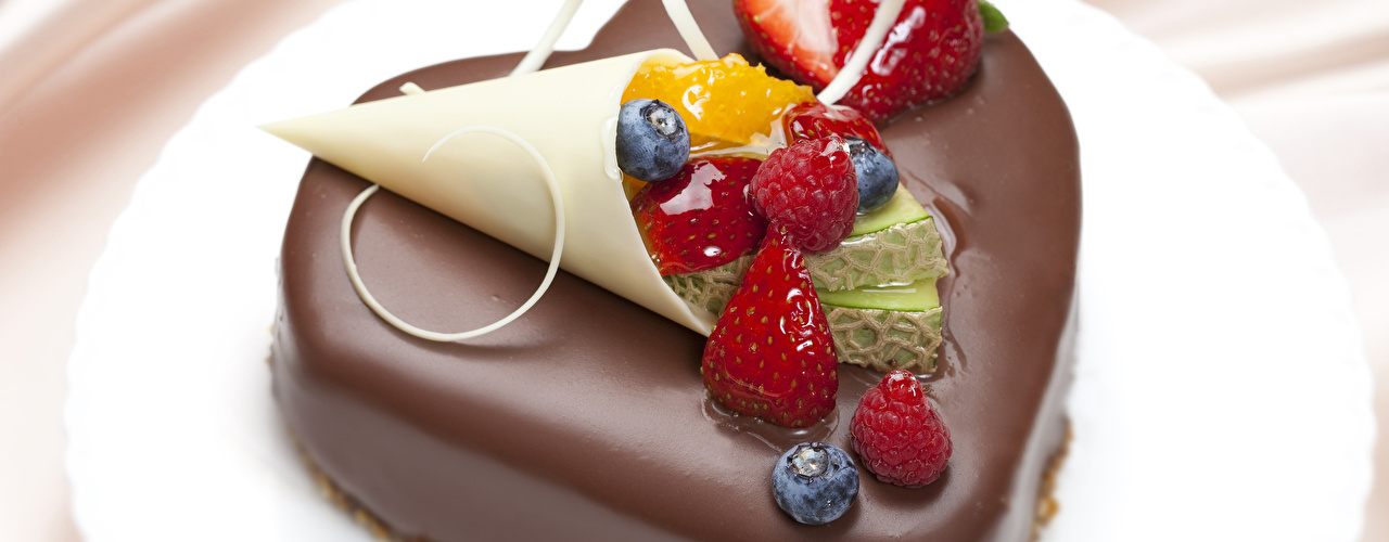 Sweets_Cakes_Chocolate_Strawberry_Blueberries_551926_1280x853