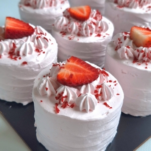 Пирожные с клубникой